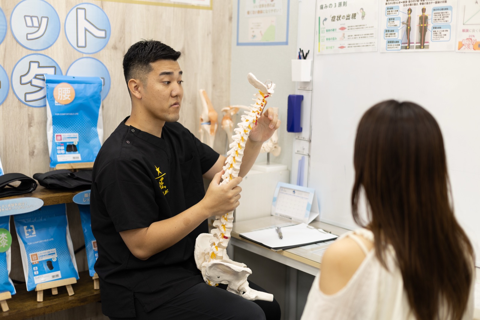 背骨の模型を使ったカウンセリングの様子