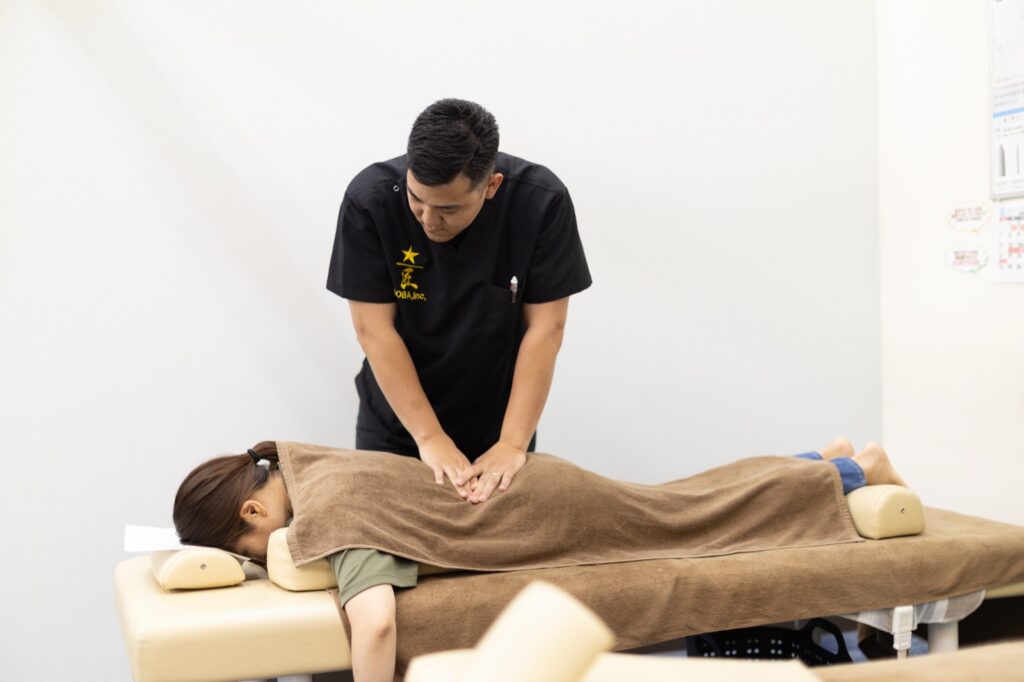 ぎっくり腰になったとき、まず知っておきたいこと｜医療機関の受診目安も