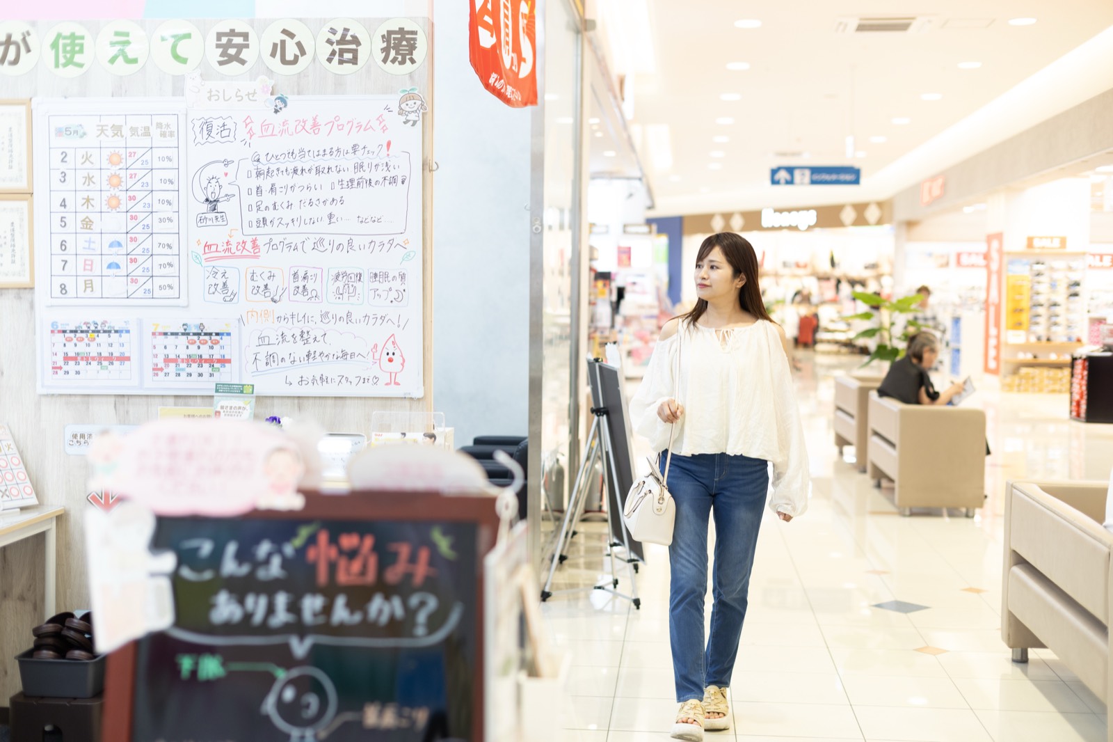 サンエー経塚シティの館内から当院へ向かう様子